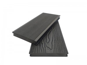 La superficie de la veta de madera maciza de la tarima en relieve 150x25 mm no deforma el piso firme multicolor