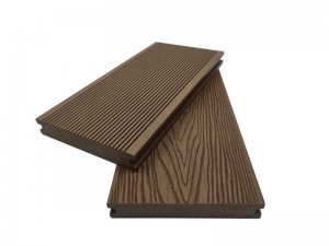 La superficie de la veta de madera maciza de la tarima en relieve 150x25 mm no deforma el piso firme multicolor